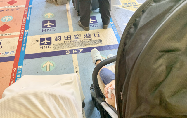 羽田空港行きの電車をベビーカーに乗って待っている子どもたち
