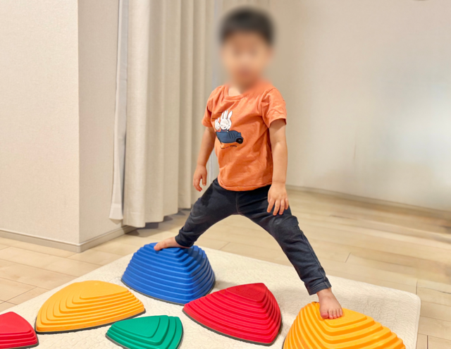 自宅でのバランスストーンがどんどん上達している3歳児の様子