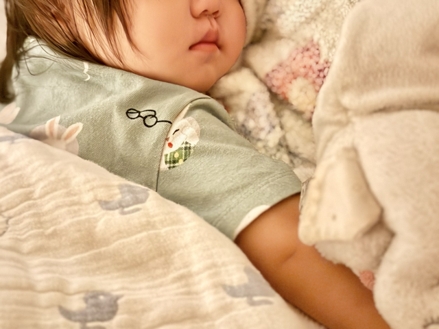 急な発熱でぐったりと眠ってしまっている1歳児
