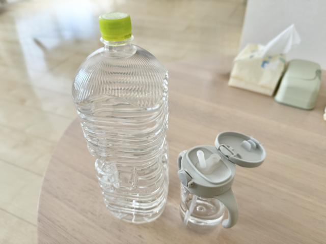 水分補給の方法も細かく依頼するためにペットボトルとマグを用意