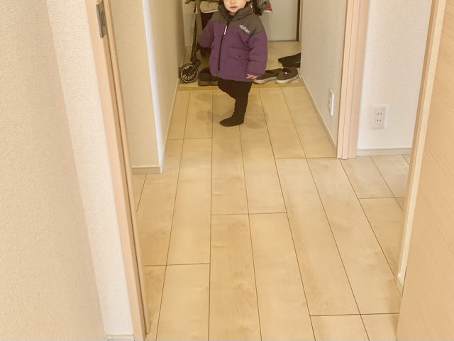 新居の内覧中に玄関が気になっている1歳児