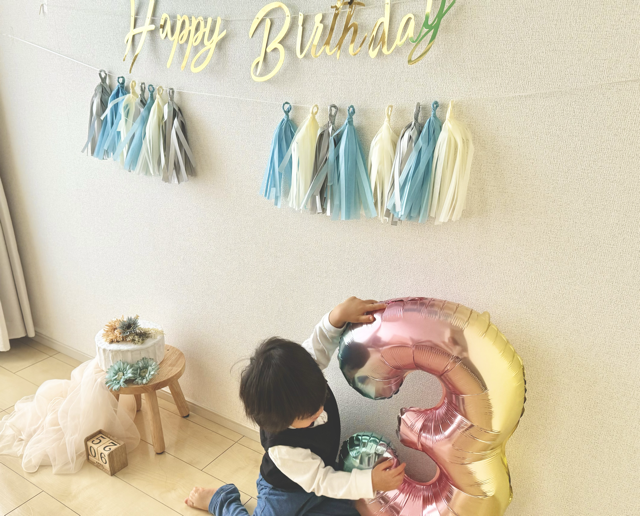 撮影準備中に数字バルーンを触っている3歳児