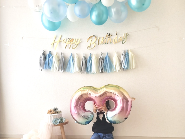 3歳の息子が大きな数字のバルーンに大興奮している様子