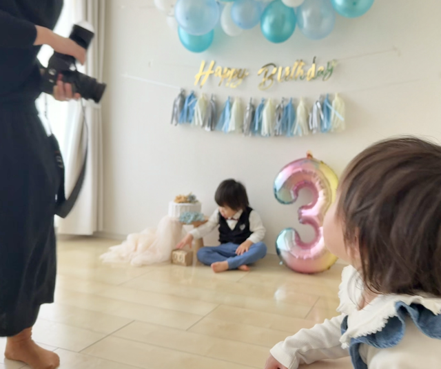 フォトグラファーさんが家に来ることで少し緊張している様子もありました