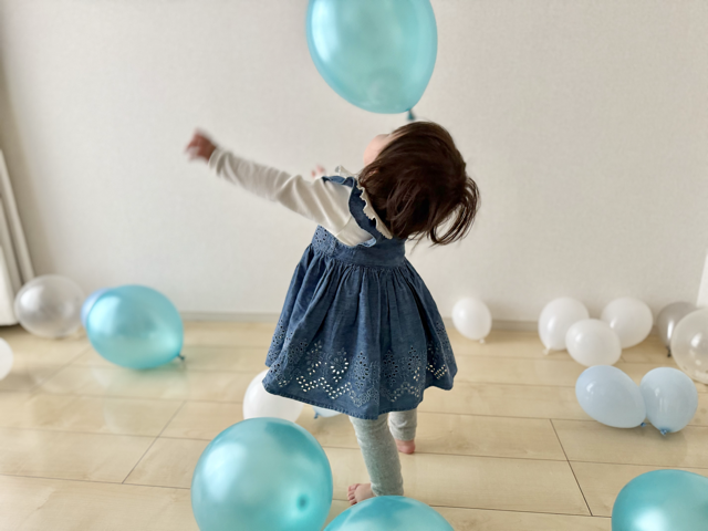 撮影用のバルーンで遊んでいる1歳児の様子