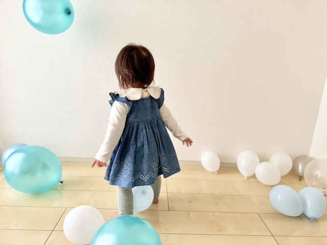 撮影に使用したバルーンで遊んでいる1歳児の様子