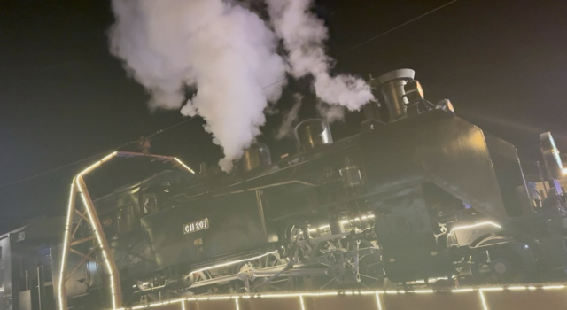 ライトアップされた転車台と間近で見るSL大樹