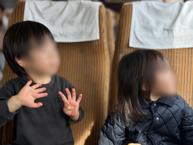 窓からの景色に興味津々の1歳と3歳