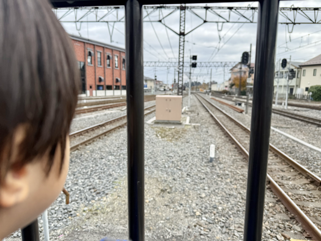 下今市駅のホームから線路を眺める3歳児