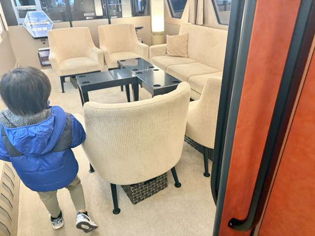 コックピットスイートのソファ席は1人掛けが4脚、3人掛けが1脚あります