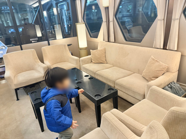 スペーシアXコックピットスイートに初乗車で大興奮の3歳児