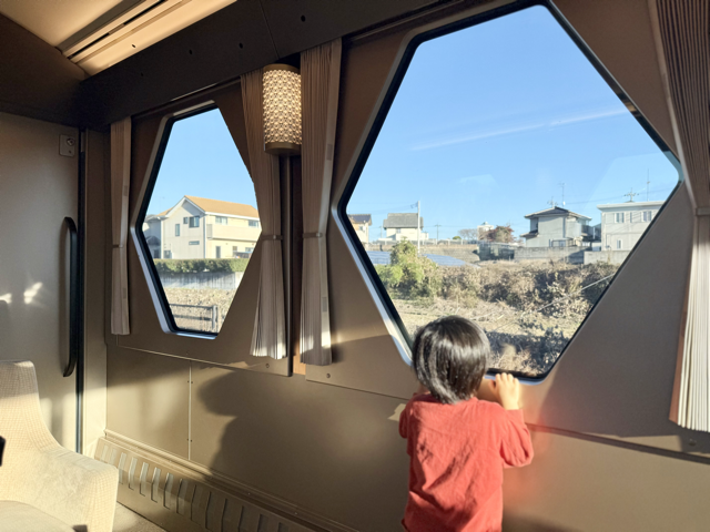 スペーシアX コックピットスイートの大きな窓からずっと景色を眺めている3歳児