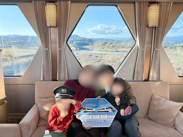 コックピットスイートの車掌さんおすすめの背景で撮影していただきました