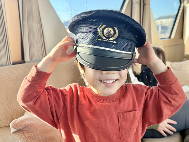 車掌さんから子ども用の制帽を借りて嬉しそうな息子の様子
