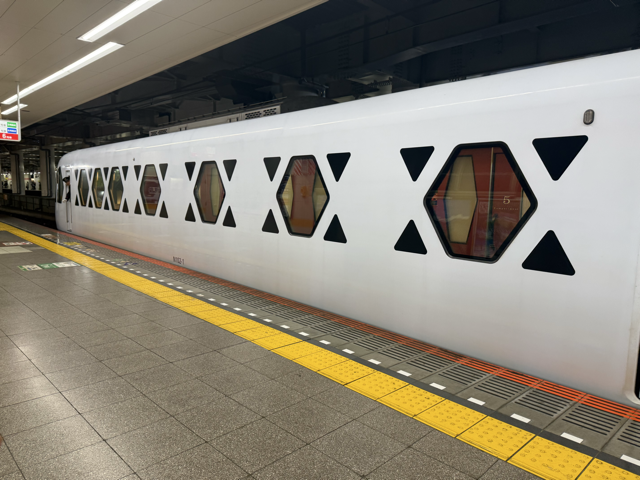 北千住駅のホームに到着したスペーシアX