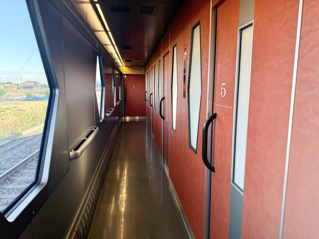 スペーシアXの6号車の座席はすべてドアで仕切られた個室