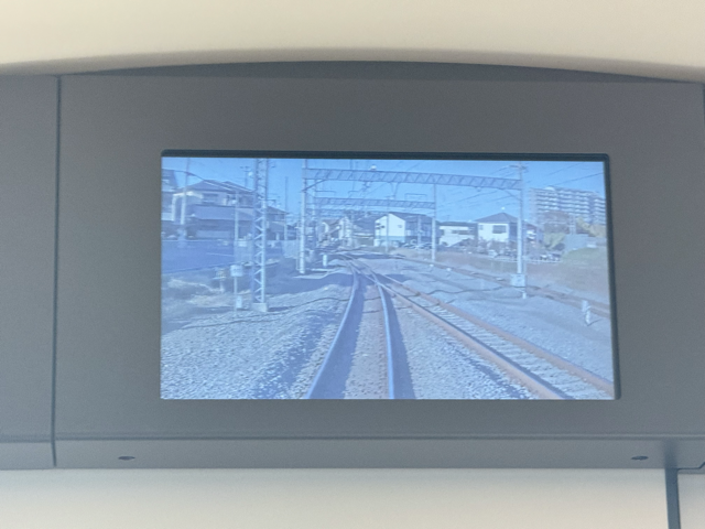 車内案内表示器に走行中の線路の様子が映っていました