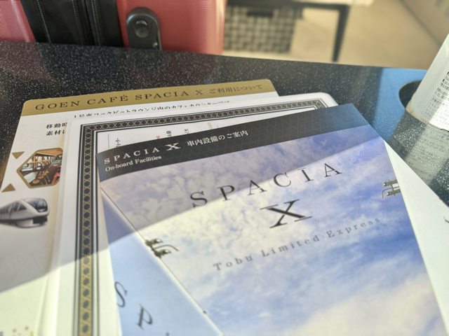 スペーシアXの車内設備やカフェの案内冊子もあります