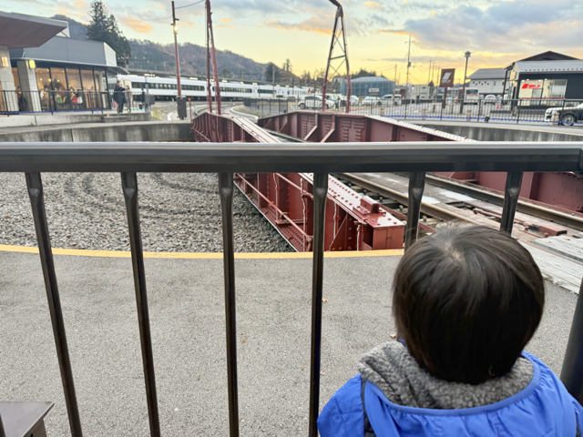 鬼怒川温泉駅前のSL機関車転車台に興味津々の3歳児
