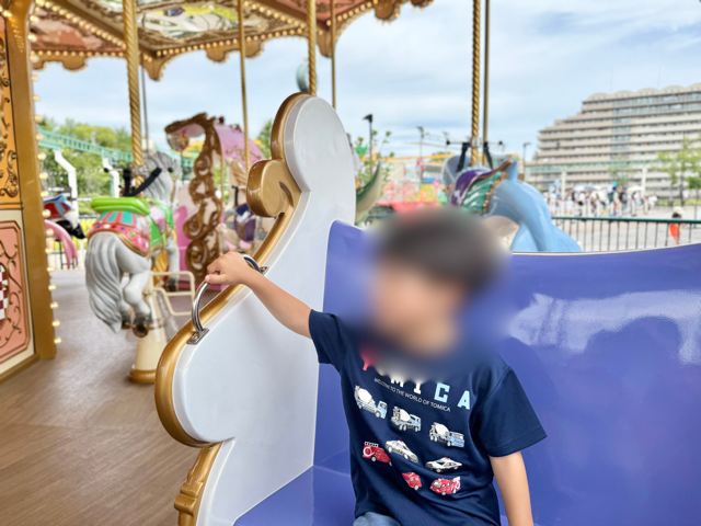 メリーゴーランドを楽しむ4歳児の様子