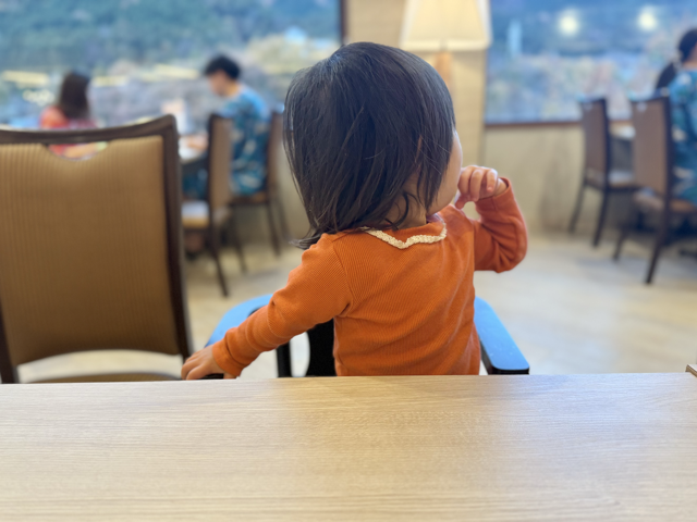 周りを見ながらご飯を待つ1歳児の様子