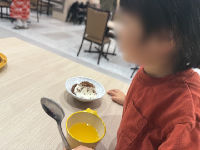 自分で盛り付けたアイスを嬉しそうに食べる3歳児