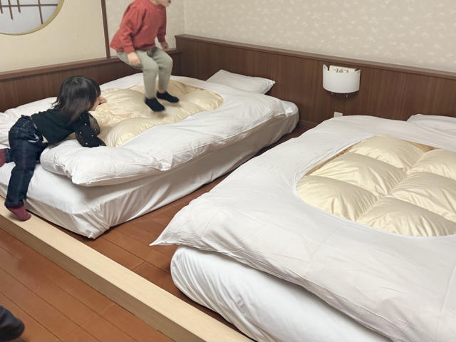 日光きぬ川ホテル三日月 さくら亭 ベッドに大喜びの子どもたち