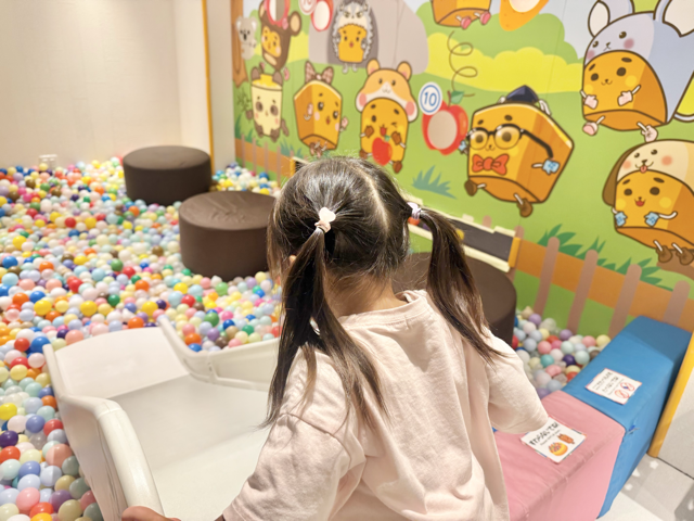 ボールプールを見て大喜びの2歳娘の様子
