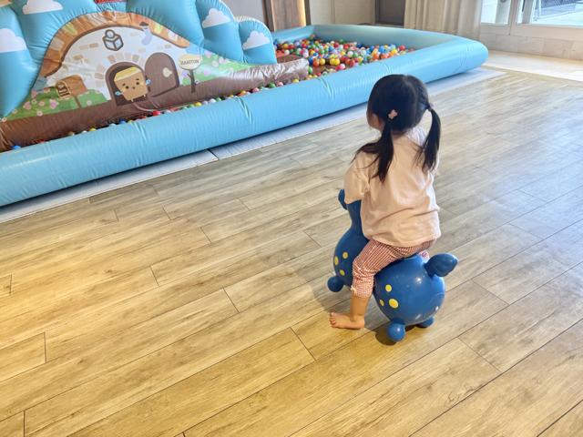 跳ねて遊べて楽しそうにしている様子