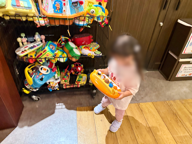 アンパンマンだ!と喜ぶ2歳児の様子