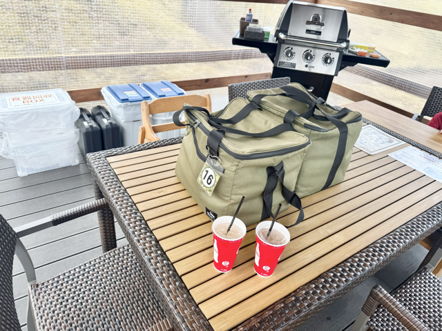 ドーム型テントの横には食事用のテントデッキがあります