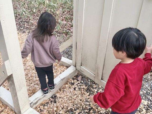 子どもたちも楽しそうに扉を開けていました