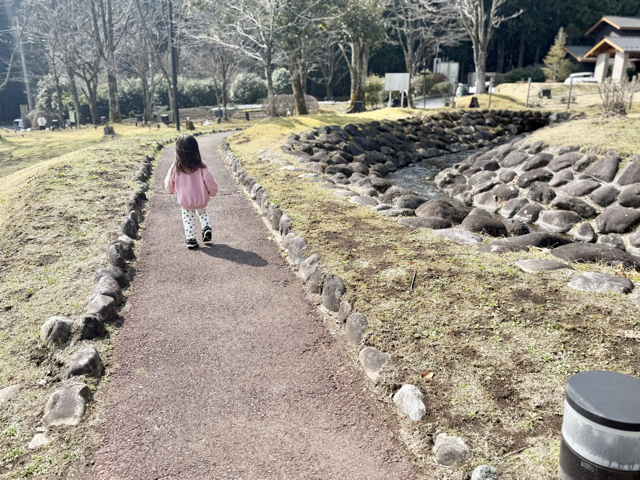 場所にもすっかり慣れて一人でどんどん進む2歳児