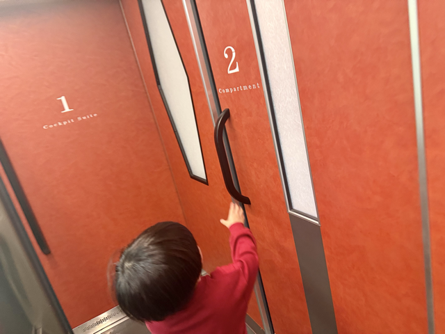 3歳児がワクワクしながら扉を開けていました