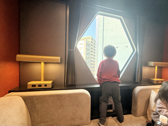 3歳児はさっそく窓からの景色に釘付け