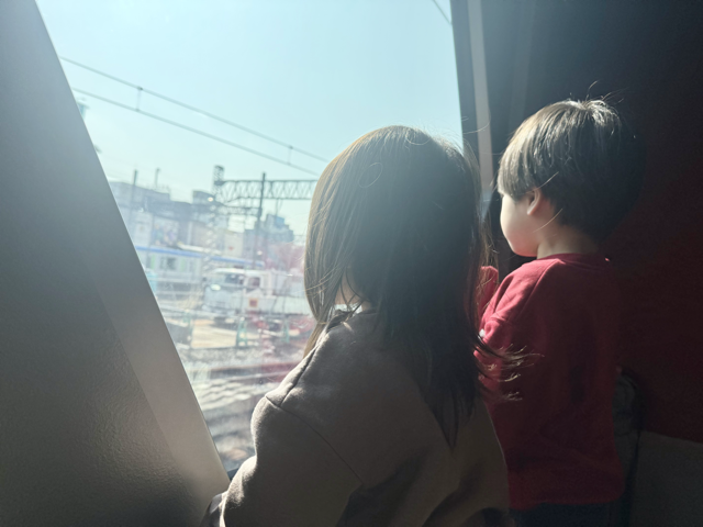 2歳児も3歳児も窓からの景色に夢中
